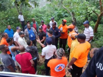 Guardaparques y personal de la Defensa Civil y la Politur contactan a españoles extraviados en montaña de Bahoruco