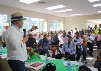 Ministro de Agricultura visita zonas afectadas en Barahona y Bahoruco y anuncia rehabilitación de 66 km de caminos interparcelarios