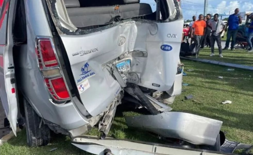 Dos muertos tras choque entre patana y autobús en Punta Cana