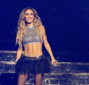 Sacan a Anahí del concierto en ambulancia