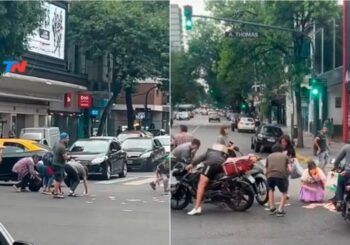 Se le cayeron cientos de billetes y la gente lo ayudó a recuperarlos