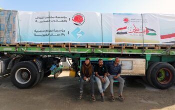 Entra nuevo convoy de camiones de ayuda desde Egipto