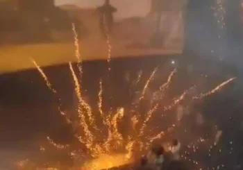 Lanzan fuegos artificiales en una sala cine de la India