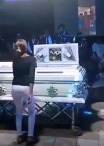 Velan hombre en una discoteca