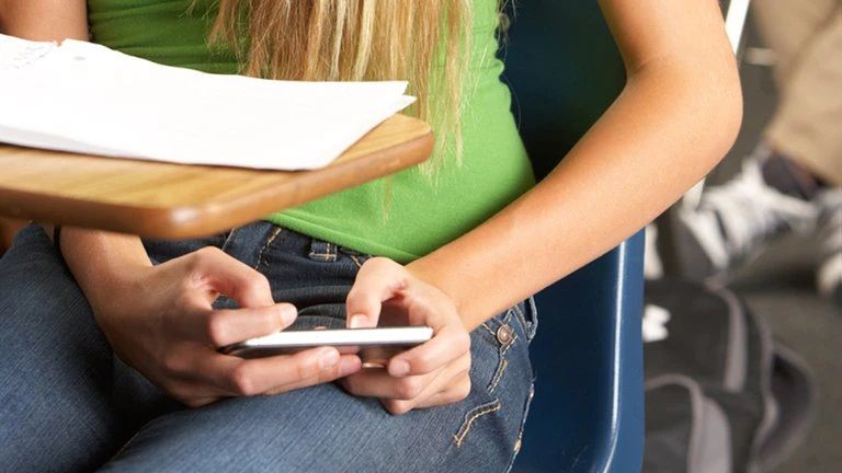 Rusia aprueba ley que prohíbe a estudiantes uso de celulares en clases