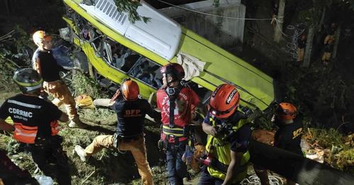 17 muertos tras precipitarse un autobús por un barranco en Filipinas