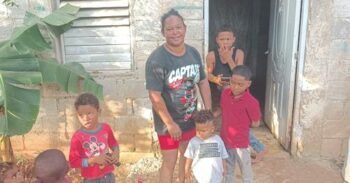 Mujer pide ayuda para operar de la vista a su hijo de ocho años