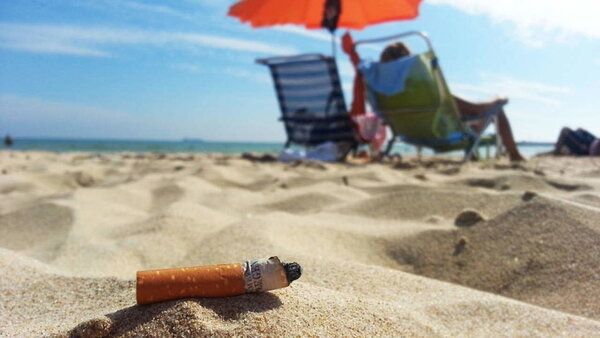 Francia prohibirá fumar en playas y cerca de escuelas