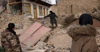 Aumentan a 131 los muertos por terremoto en China