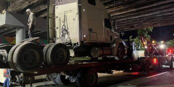 Se atasca camión debajo del elevado de la autopista 30 de Mayo