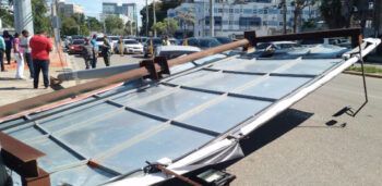 Tres heridos tras caer valla publicitaria encima de un carro