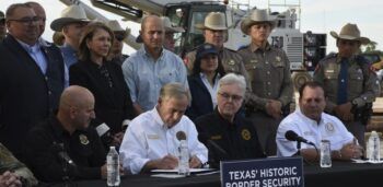 Gobernador de Texas firma un proyecto de ley que permite la detención de migrantes irregulares