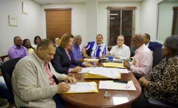 Alcalde Carlos Guzmán inscribe candidatura a la misma posición