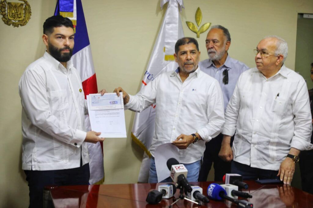 Agricultura entrega RD$140 millones para desarrollo del sector bananero