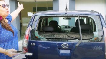 Mujer denuncia delivery rompió cristal de su vehículo