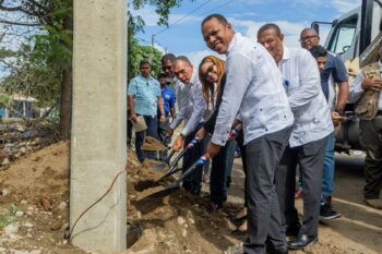 Edesur da el primer palazo para electrificar la comunidad La Bombita, de Azua