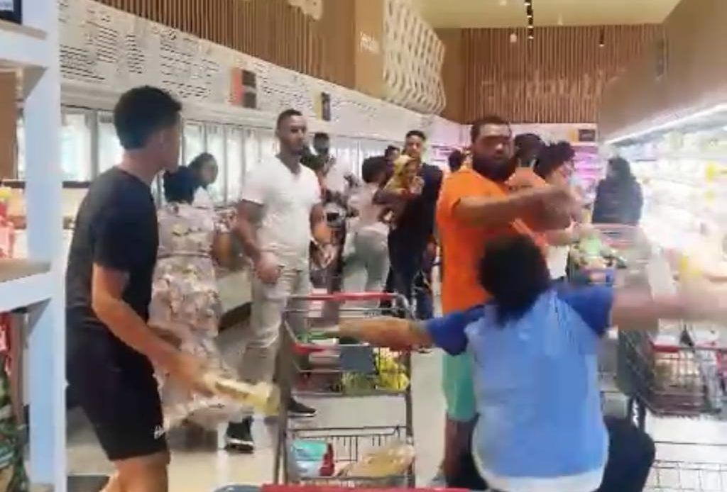 Fuerte altercado entre clientes de un supermercado