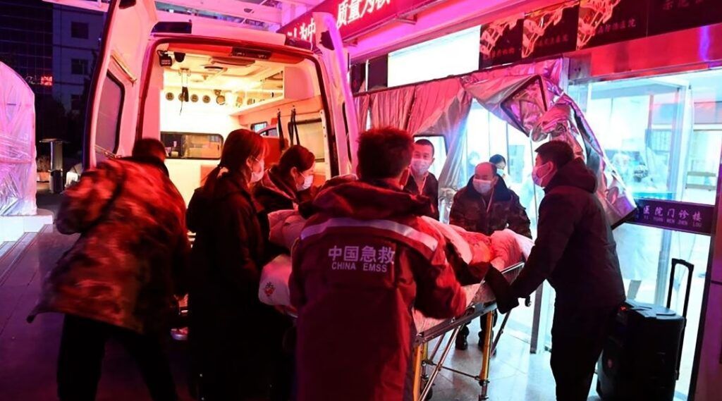 Más de 100 muertos tras terremoto en China