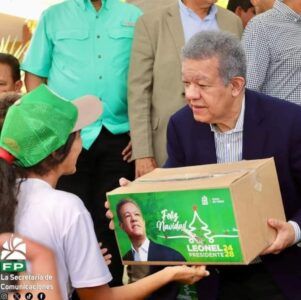 Leonel reparte miles de cajas navideñas