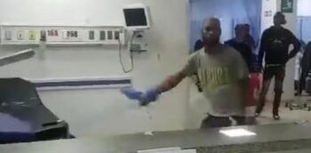 Hombre enfrenta médicos del Moscoso Puello