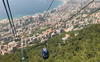 Decenas de personas quedan atrapadas durante horas en un teleférico