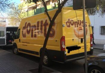 Mujer roba furgoneta con miles de dónuts