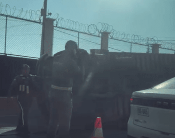 Se vuelca camión en la avenida del Puerto