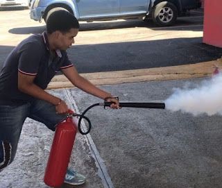 Bomberos de SDO inician programa de entrenamiento a estudiantes de liceos y escuelas