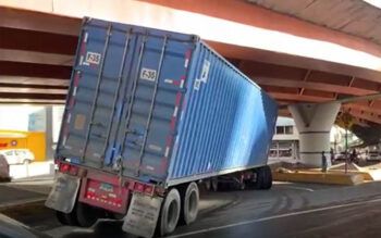 Patana queda atascada debajo de elevado de la 27 de Febrero