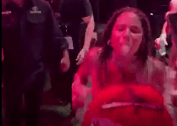 Tokischa escupe a sus fanáticos en un evento