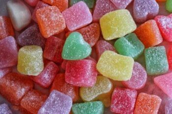 Muere hombre atragantado con gomitas navideñas 