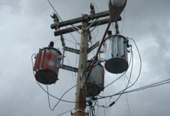 Muere joven electrocutado mientras pintaba una casa en Baní