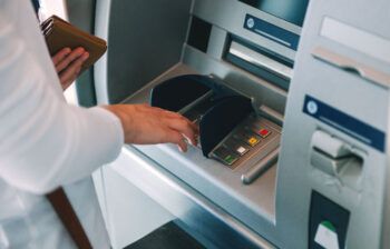 Ocho errores comunes que pueden dejarte sin tarjeta o con la cuenta vacía