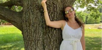 El amante de esta mujer es un árbol