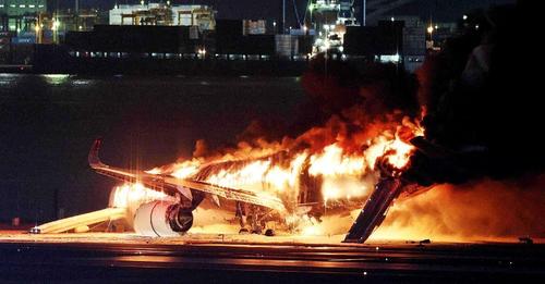 Avión se incendia con 400 personas a bordo durante aterrizaje