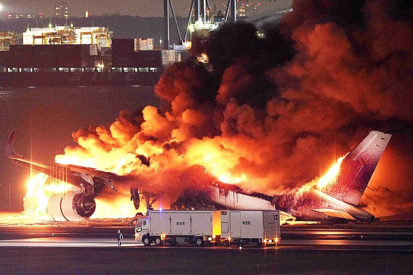 La milagrosa evacuación del avión accidentado en Japón