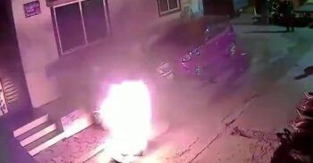 Hombre se prende fuego frente a casa de expareja