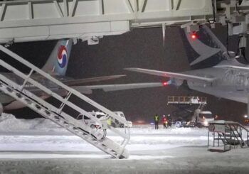 Avión a punto de despegar impacta con ala de otro estacionado en Japón