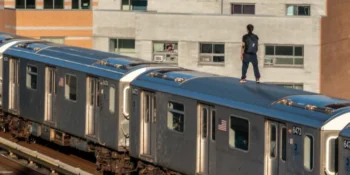 Joven de 14 años muere tras caerse mientras surfeaba encima de tren