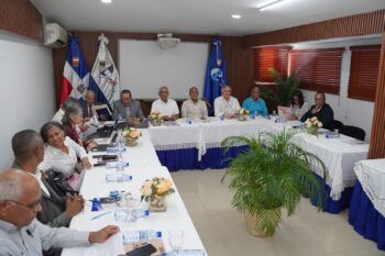 Ministro Ángel Hernández se reúne con Comité Ejecutivo Nacional de la ADP