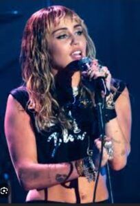 Presunto acosador de Miley Cyrus arrestado al intentar entregarle regalo en su hogar