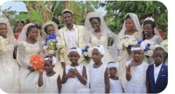 Hombre se casa con 7 mujeres y le regala un carro a cada una