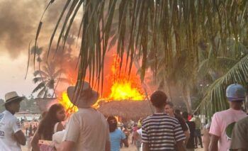 Incendio destruye los negocios de la playa de los pescadores de Las Terrenas