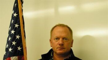 Salvó a su hijo de 4 años tras caer ambos en un estanque helado