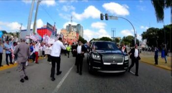 Con pancartas en manos expresan apoyo al gobierno de Abinader