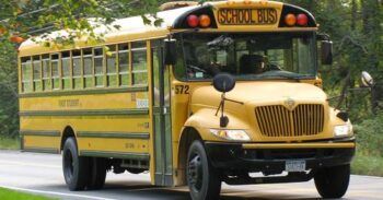 Adolescente resulta herida en ataque a bus escolar de Colombia