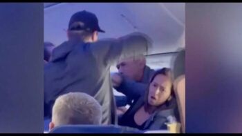 Dos pasajeros pelean en pleno vuelo