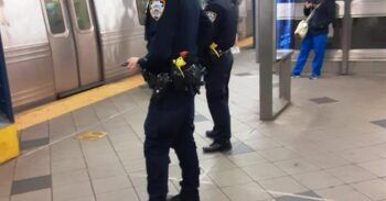 Turista apuñalado “al azar” en estación en Queens