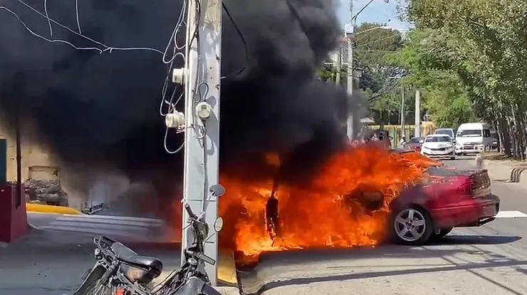 Se incendia vehículo en plena vía en Santiago