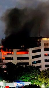 Se incendian dos vehículos en un edificio de parqueos en la Paseo de Los Locutores